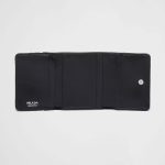 プラダ コピー グレーストライアングルエンボスレザー 財布 1MH044_2FPB