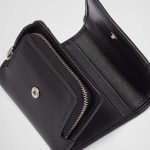 プラダ コピー グレーストライアングルエンボスレザー 財布 1MH044_2FPB