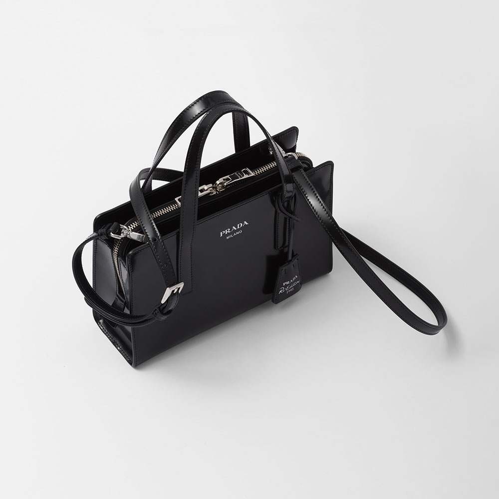 プラダ コピー Re-Edition 1995 ブラッシュドレザー ミニハンドバッグ