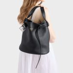 プラダ スーパーコピー バックル ベルト付 レザー バケットバッグ 1BE085_2CY9