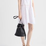 プラダ スーパーコピー バックル ベルト付 レザー バケットバッグ 1BE085_2CY9
