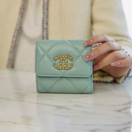 新品♡シャネル　ミニ財布　三つ折り　ミニウォレット ラグジュアリー度NO.1!【CHANEL(シャネル)】から待望のミニ財布が登場