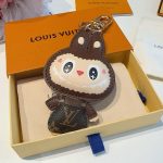 ルイヴィトンコピー Labubu キーホルダー バッグチャーム M43670