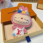 ルイヴィトンコピー Labubu キーホルダー バッグチャーム M43670