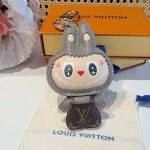 ルイヴィトンコピー Labubu キーホルダー バッグチャーム M43670