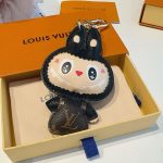 ルイヴィトンコピー Labubu キーホルダー バッグチャーム M43670