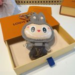 ルイヴィトンコピー Labubu キーホルダー バッグチャーム M43670
