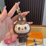 ルイヴィトンコピー Labubu キーホルダー バッグチャーム M43670