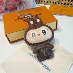 ルイヴィトンコピー Labubu キーホルダー バッグチャーム M43670