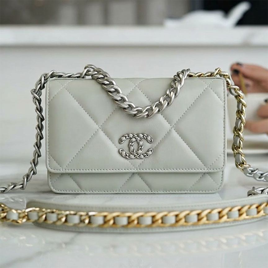 シャネル スーパーコピー 19 WOC チェーンウォレット AP0957 グレー シャネル スーパーコピー 19 WOC チェーンウォレット AP0957 グレー